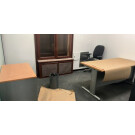 Mesas de puesto de trabajo con su silla de ruedas y armario bajo